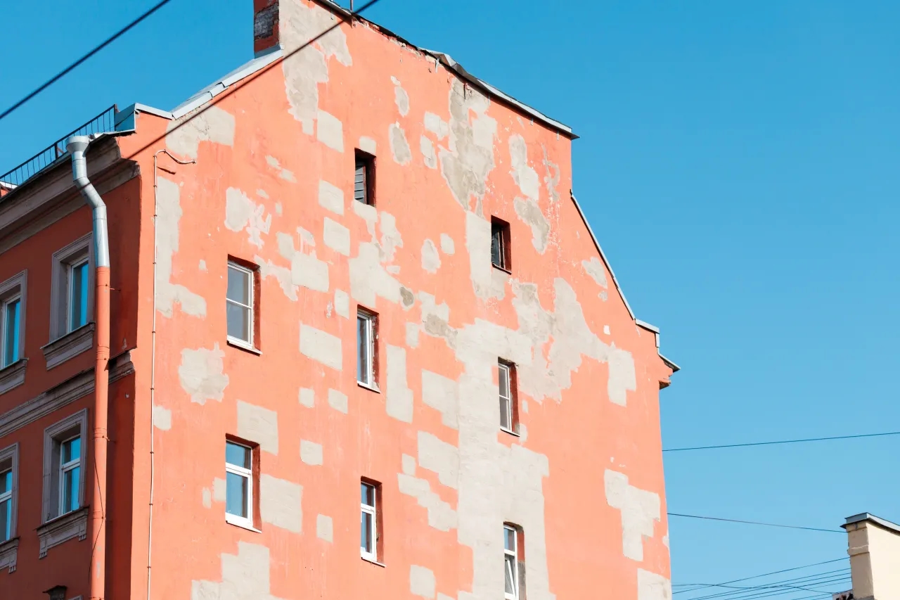 Ile kosztuje metr elewacji bez materiału? Ceny robocizny i czynniki wpływające na koszt