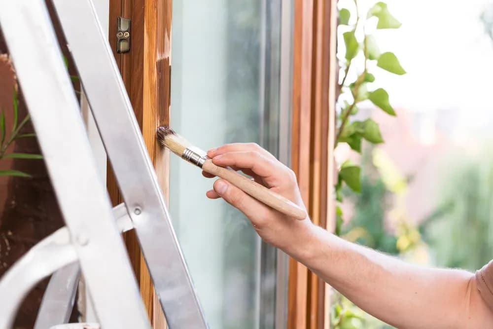 Najlepsza farba do okien drewnianych – wybierz trwałość i styl