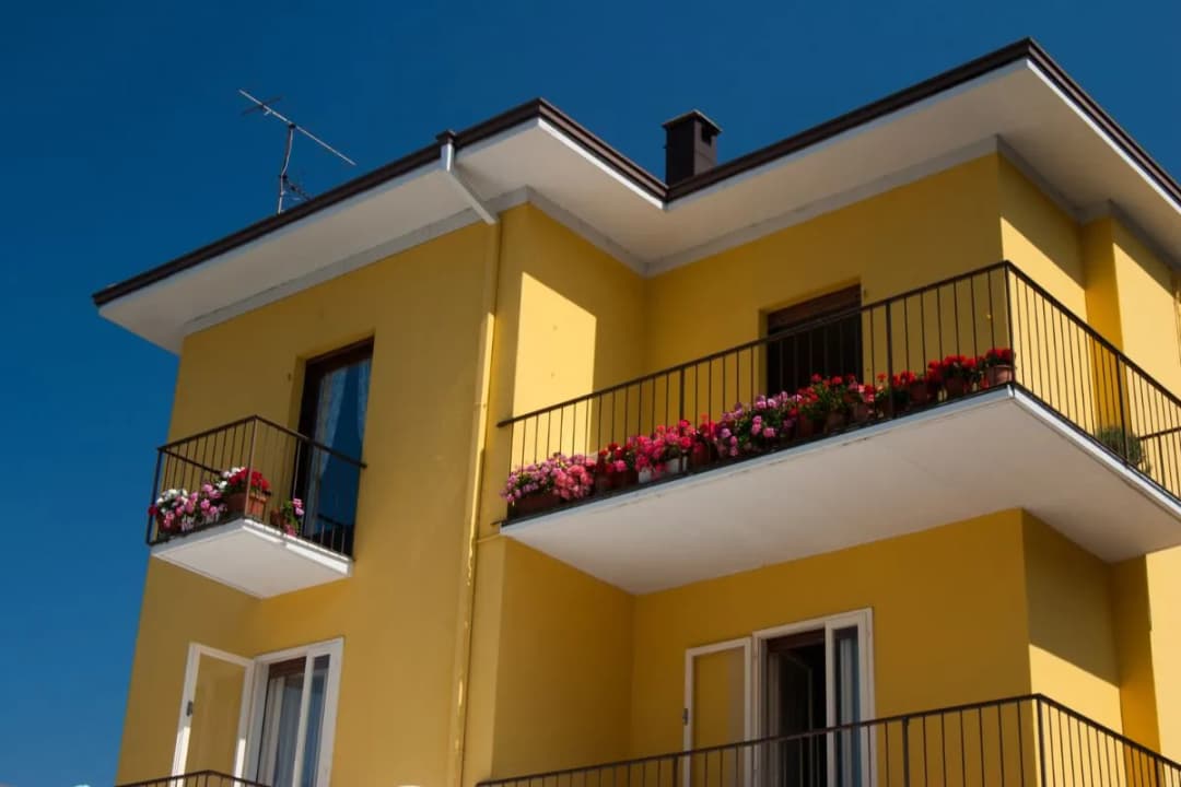 Jaki kolor kostki do żółtej elewacji? Odkryj idealne połączenia kolorów