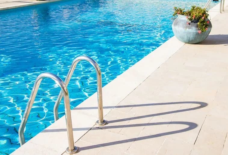 Ile kosztuje budowa basenu w domu? Sprawdź, co wpłynie na cenę